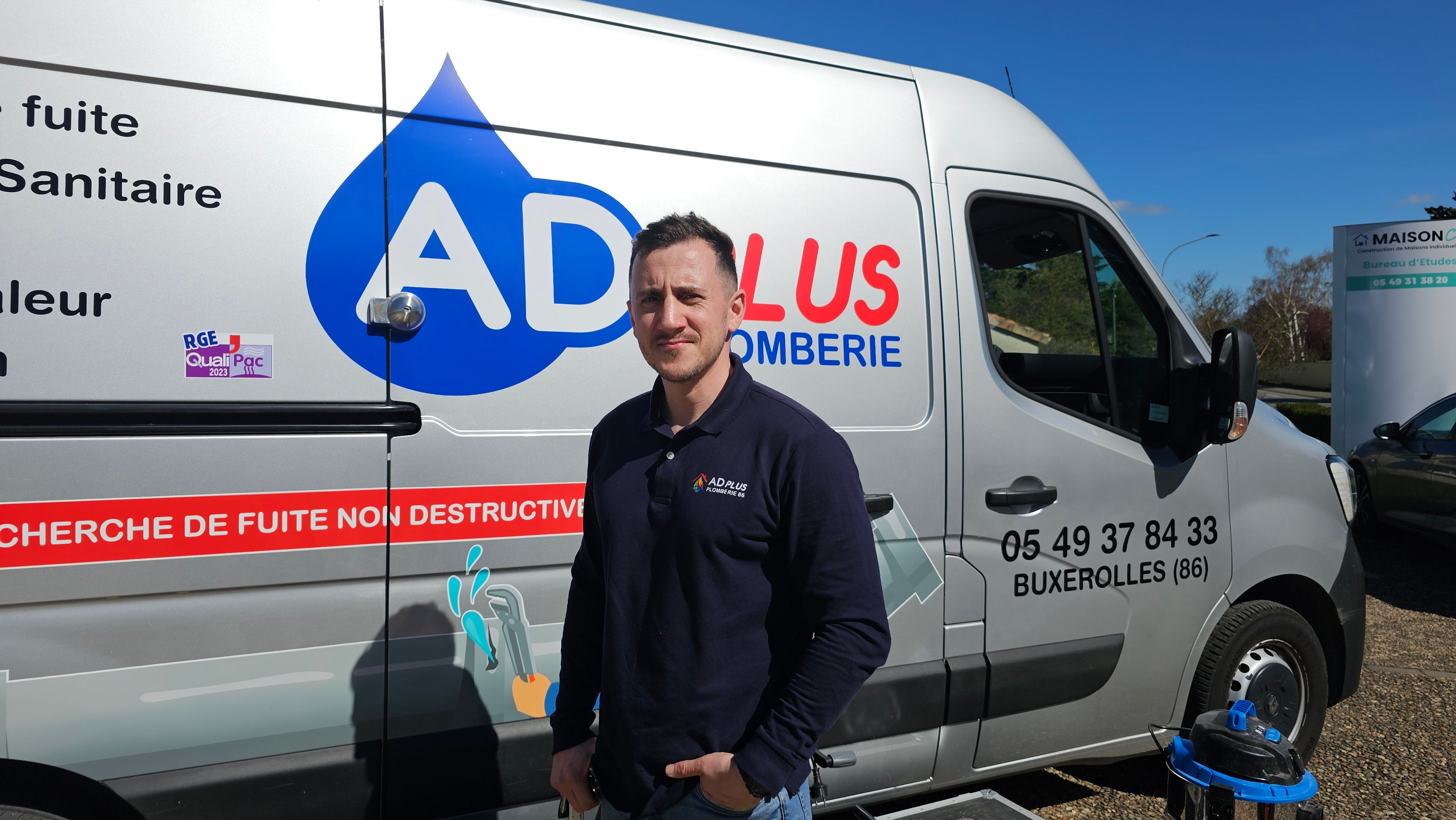 Anthony Day devant le véhicule AD Plus Plomberie